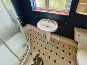 Shower room- click for photo gallery